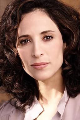 Daniella Kuhn headshot