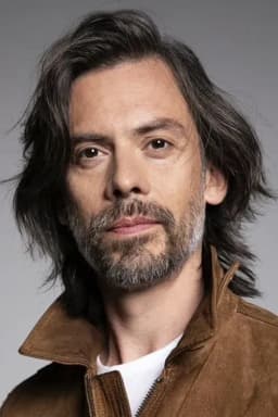 Néstor Cantillana headshot
