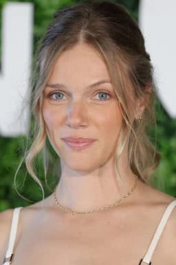 Tracy Spiridakos headshot
