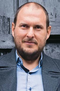 Andrés Parra headshot