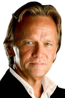 Sam Hennings headshot