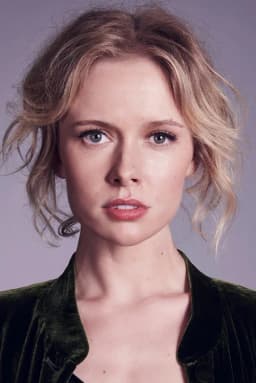 Amelia Eve headshot