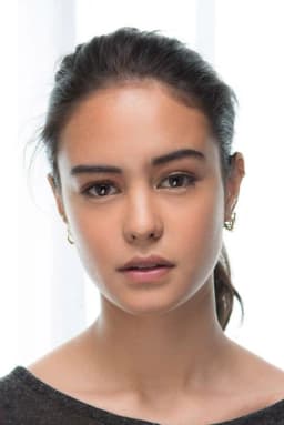 Courtney Eaton headshot