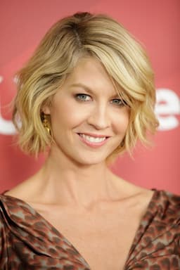 Jenna Elfman headshot