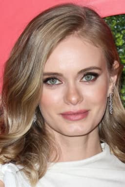 Sara Paxton headshot