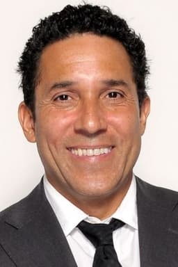 Oscar Nuñez headshot