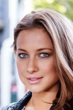 Romy Poulier headshot