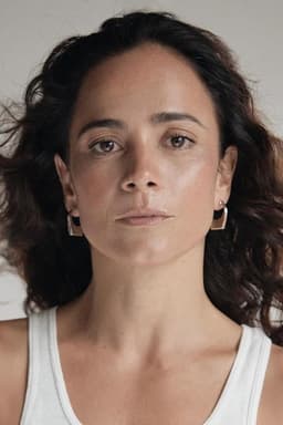 Alice Braga headshot