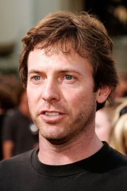 Erik Stolhanske headshot