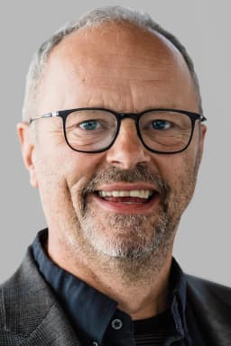 Robert Llewellyn headshot