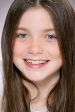Phoebe Farnham headshot