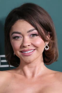 Sarah Hyland headshot