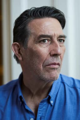 Ciarán Hinds headshot