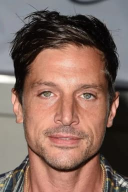 Simon Rex headshot