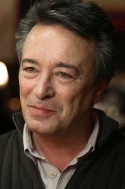 Oscar Martínez headshot