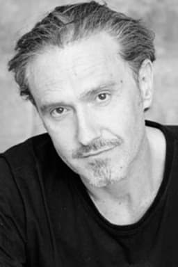 Gary Piquer headshot