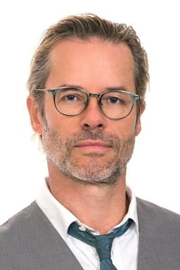 Guy Pearce headshot