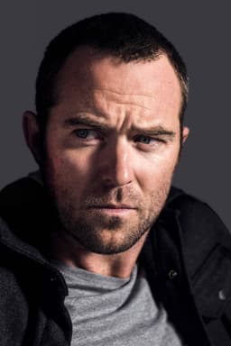Sullivan Stapleton headshot