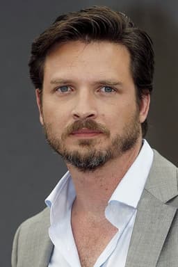 Aden Young headshot