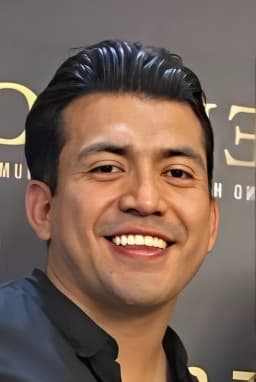 Ari Axel Hernández headshot