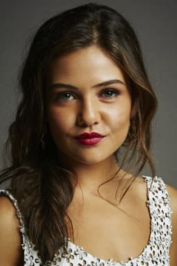 Danielle Campbell headshot