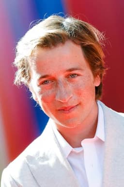 Skyler Gisondo headshot