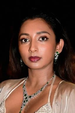 Menik Gooneratne headshot