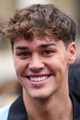 Noah Beck headshot