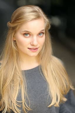 Eva Sayer headshot