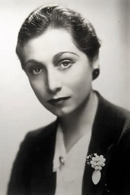 Aline MacMahon headshot