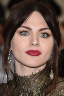 Frances Bean Cobain headshot