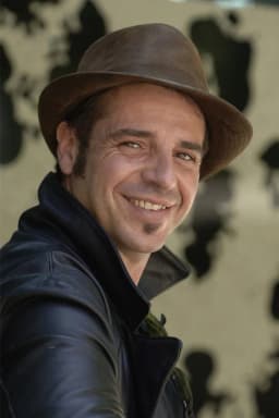 Roger Pera headshot