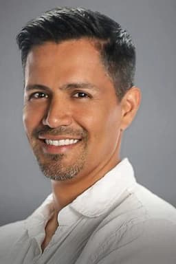 Jay Hernandez headshot