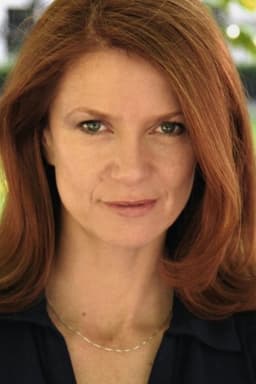 Maggie Moore headshot