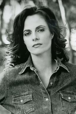 Lisa Blount headshot