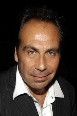 Taylor Negron headshot