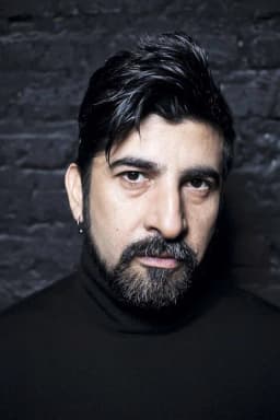 Roberto Farías headshot