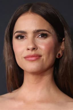 Shelley Hennig headshot