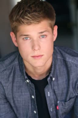 Mason Dye headshot