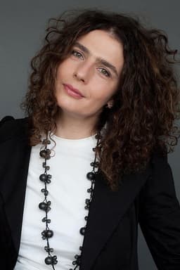 Arsinée Khanjian headshot