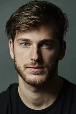 Manuel Vega headshot