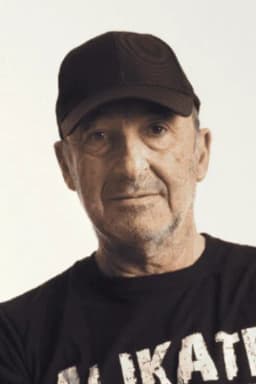 Manuel Manquiña headshot