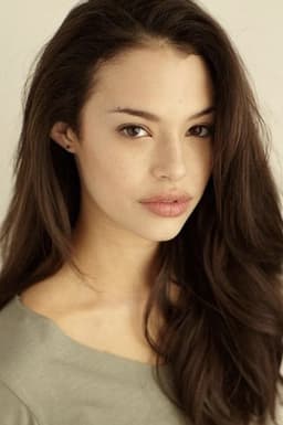 Chloe Bridges headshot