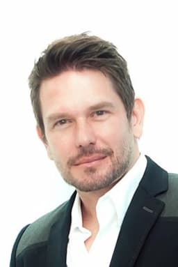 Kristoff Raczynski headshot