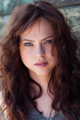 Fiona Dourif headshot