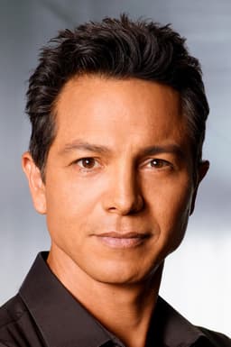 Benjamin Bratt headshot