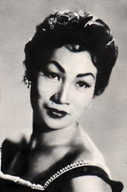 Bella Flores headshot