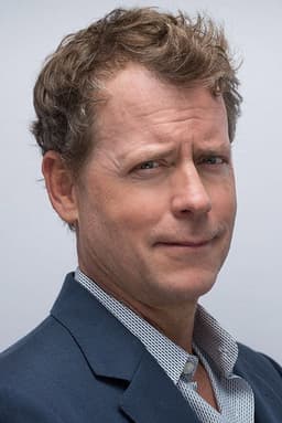 Greg Kinnear headshot