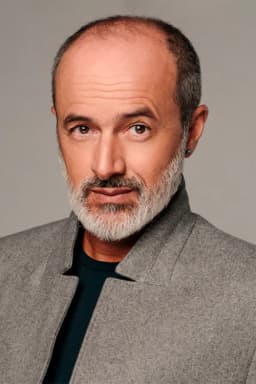 Carlos Alcántara headshot