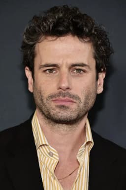 Luke Kirby headshot